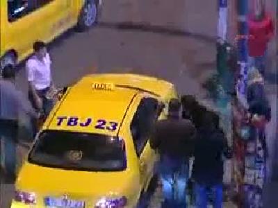 Taksimde iki kadın taksiciyi dövdü