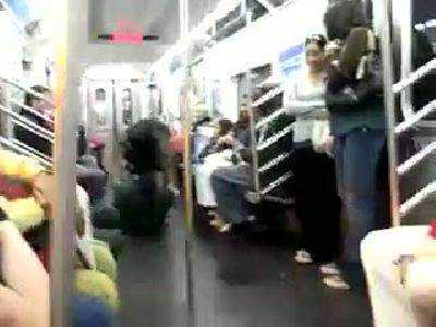 Metroda dans gösterisi