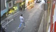 video Tek başına 30 kişiyi dağıttı..!