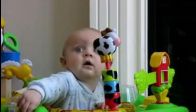 Annesinin sümkürmesinden korkan bebek